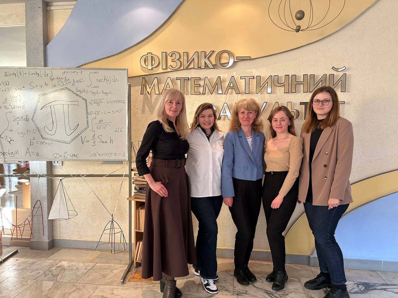 Організатори конкурсу з деканом Галиною Генсерук